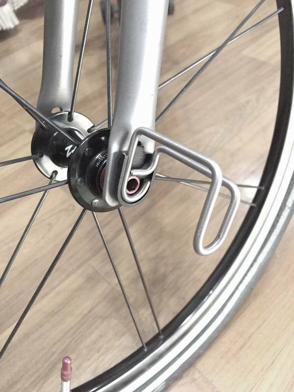 LONDON CRAFTWORK Protezione Forcella In Alluminio Per Brompton, Cavo Parafango Color Oro Con Bandiera Union Jack, Leggero (4g), Accessorio Bici Personalizzato.